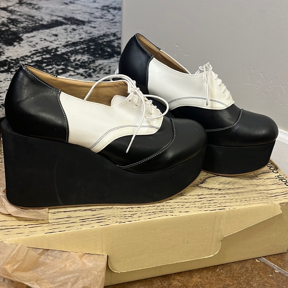 Deandri Suzie Q Platforms Size 8 Like New